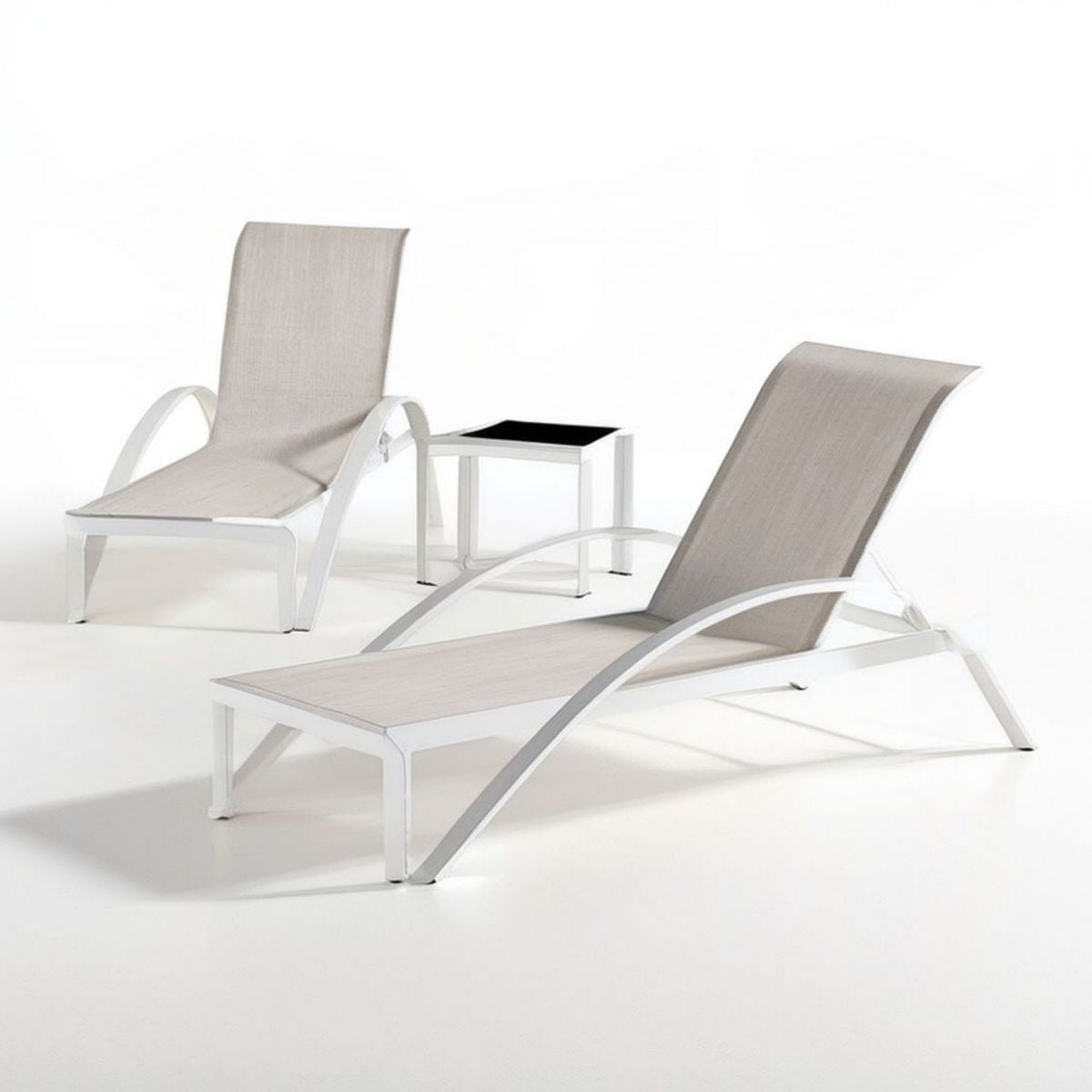 2 Sonnenliegen mit Beistelltisch, 190 × 65 × 32 cm, Weiss/Taupe/Schwarz
